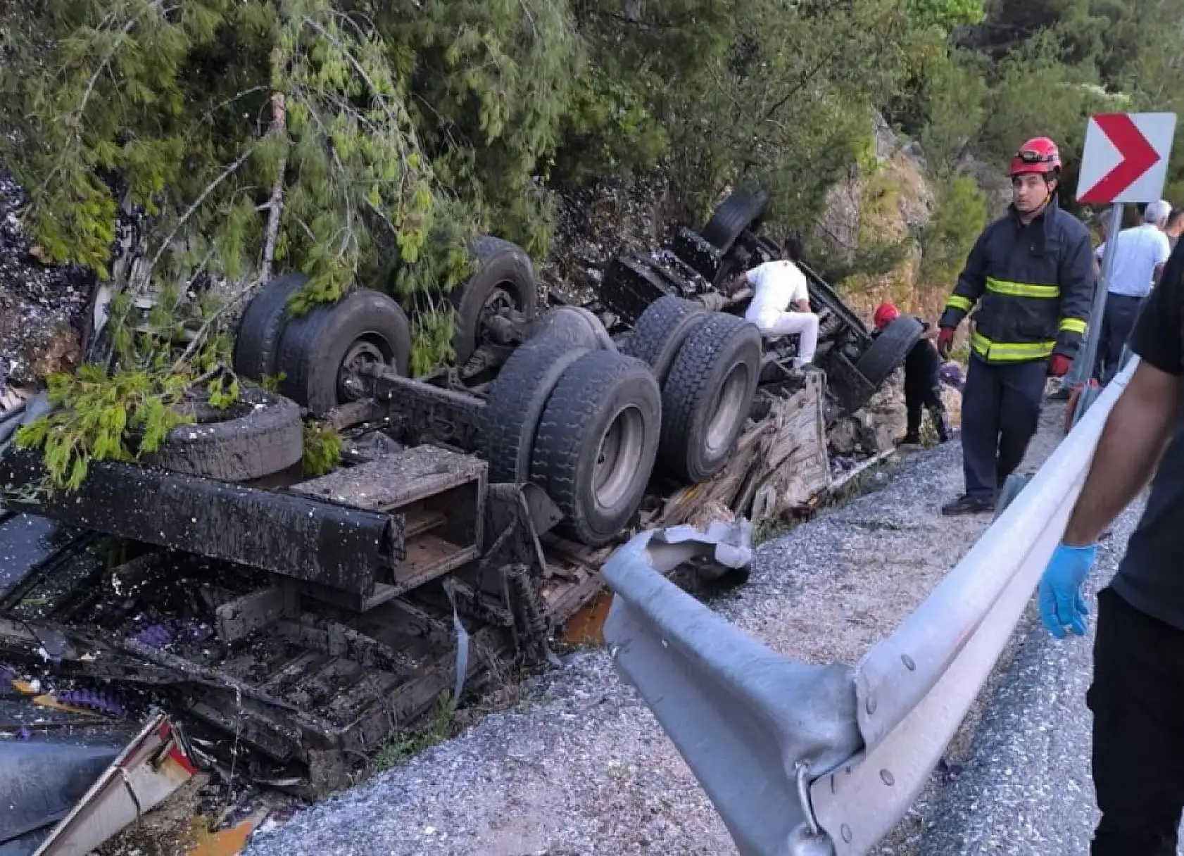Yumurta yüklü kamyon devrildi: Sürücü hayatını kaybetti