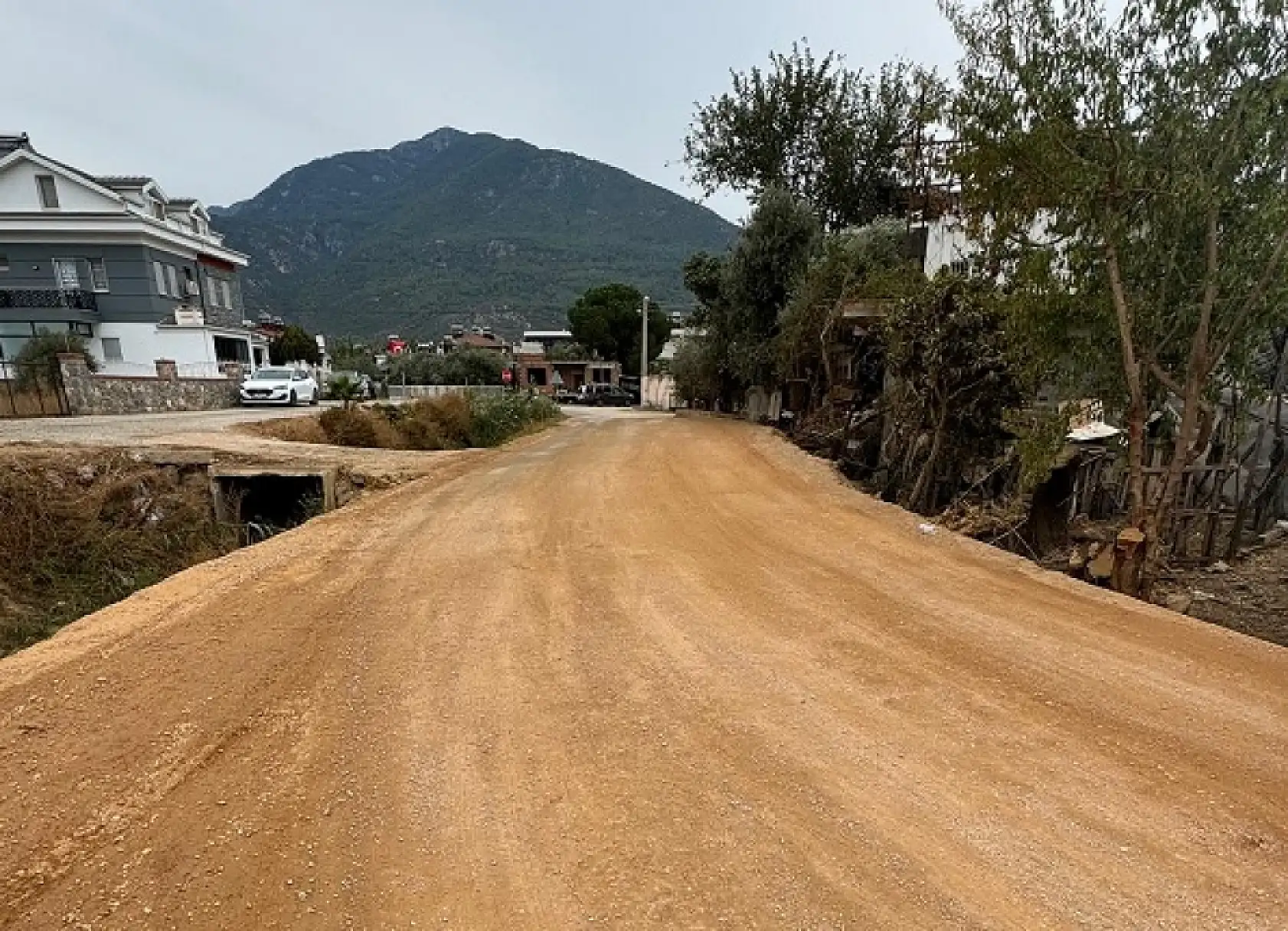 Fethiye'de yol genişletme ve asfalt çalışması sürüyor