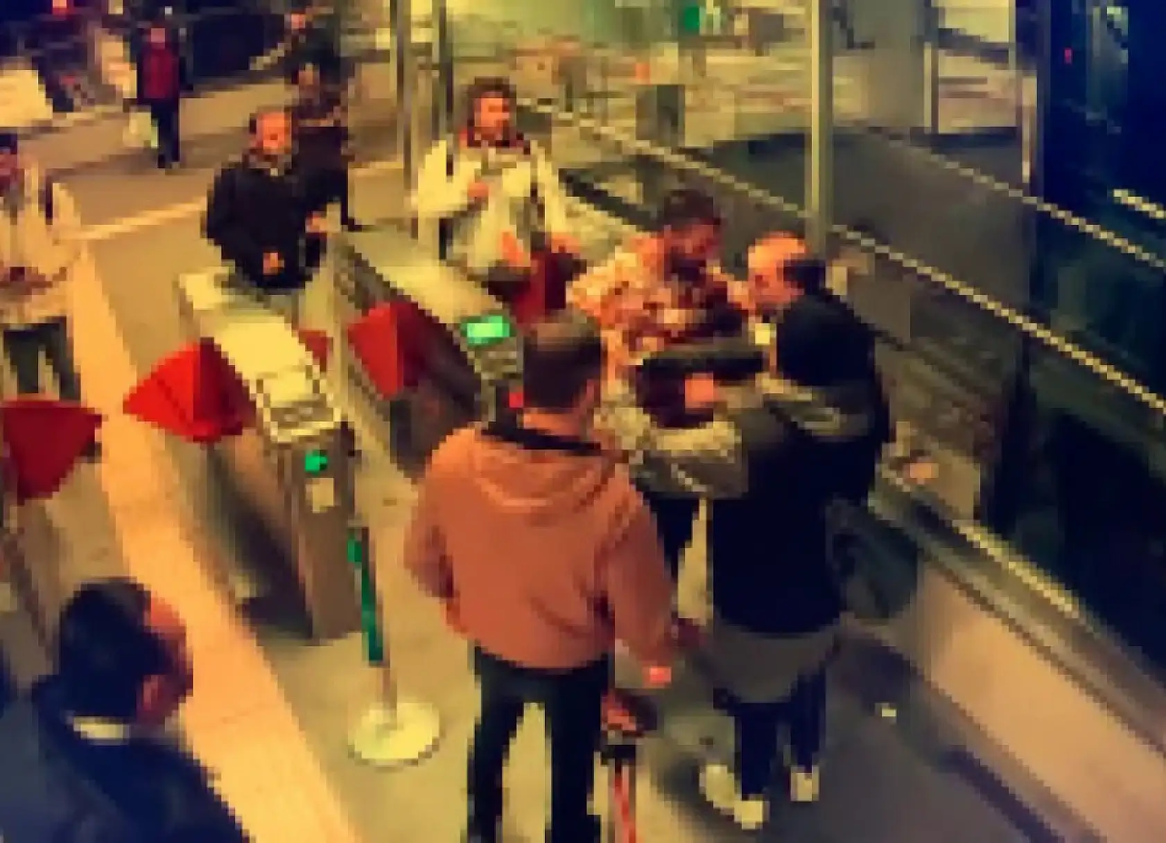 Kadıköy Marmaray'da güvenlik görevlisi tartıştığı yolcuyu vurdu, o anlar kamerada