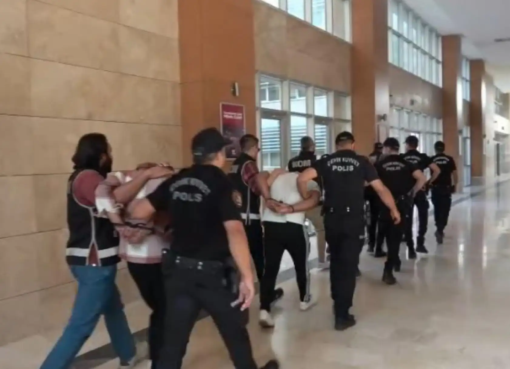 Esnafa 'kurşunlu' tehditlere film gibi operasyon