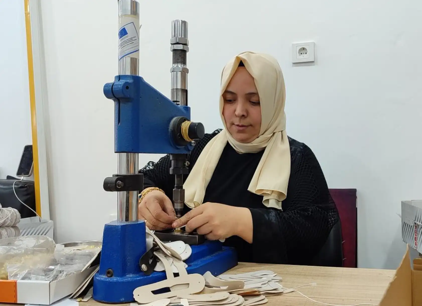 12 yıl önce başladı, şimdi kendi ayakkabı atölyesini kurdu