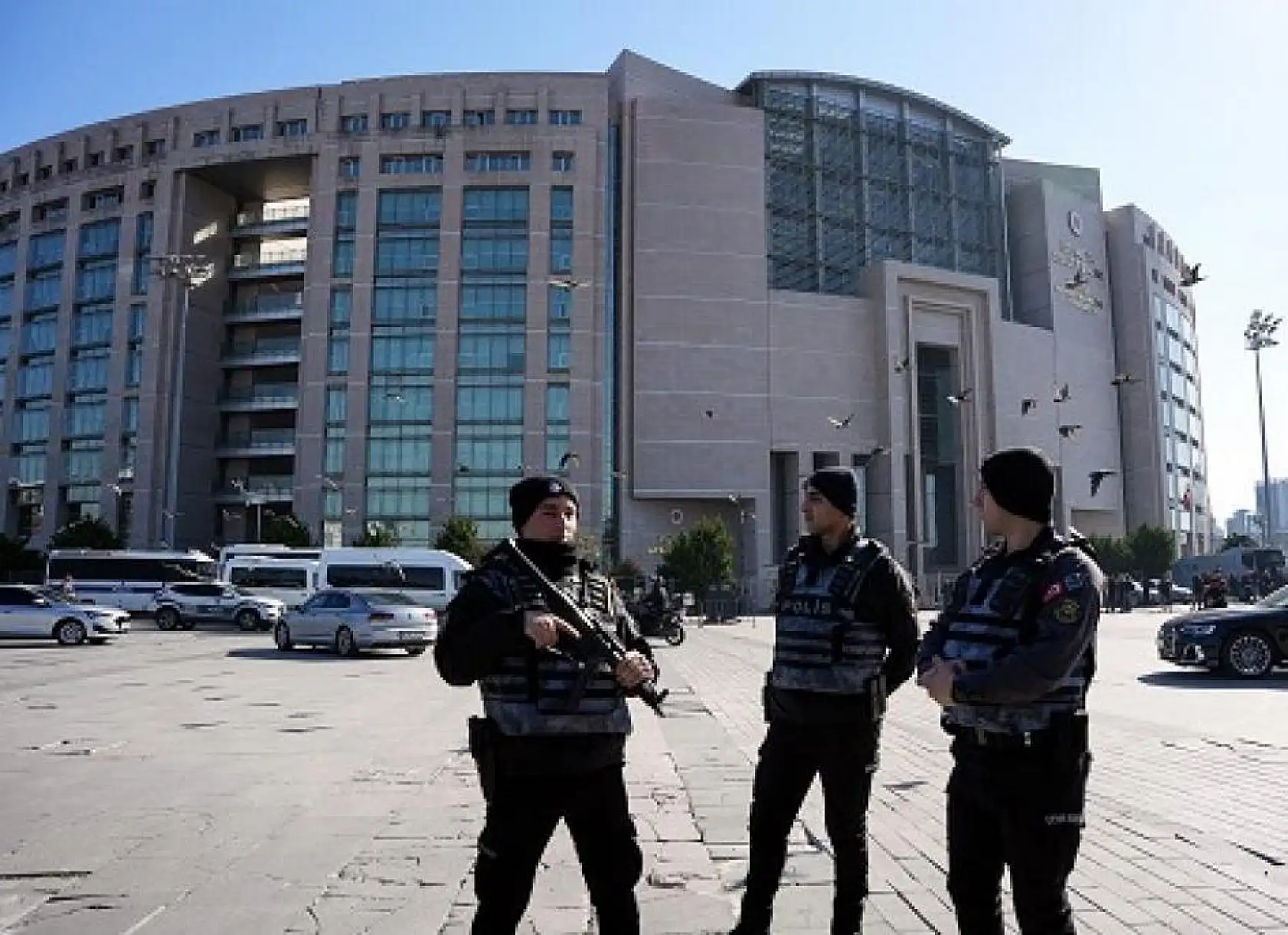 Çağlayan saldırganlarının çantaları bomba imha uzmanları tarafından incelendi