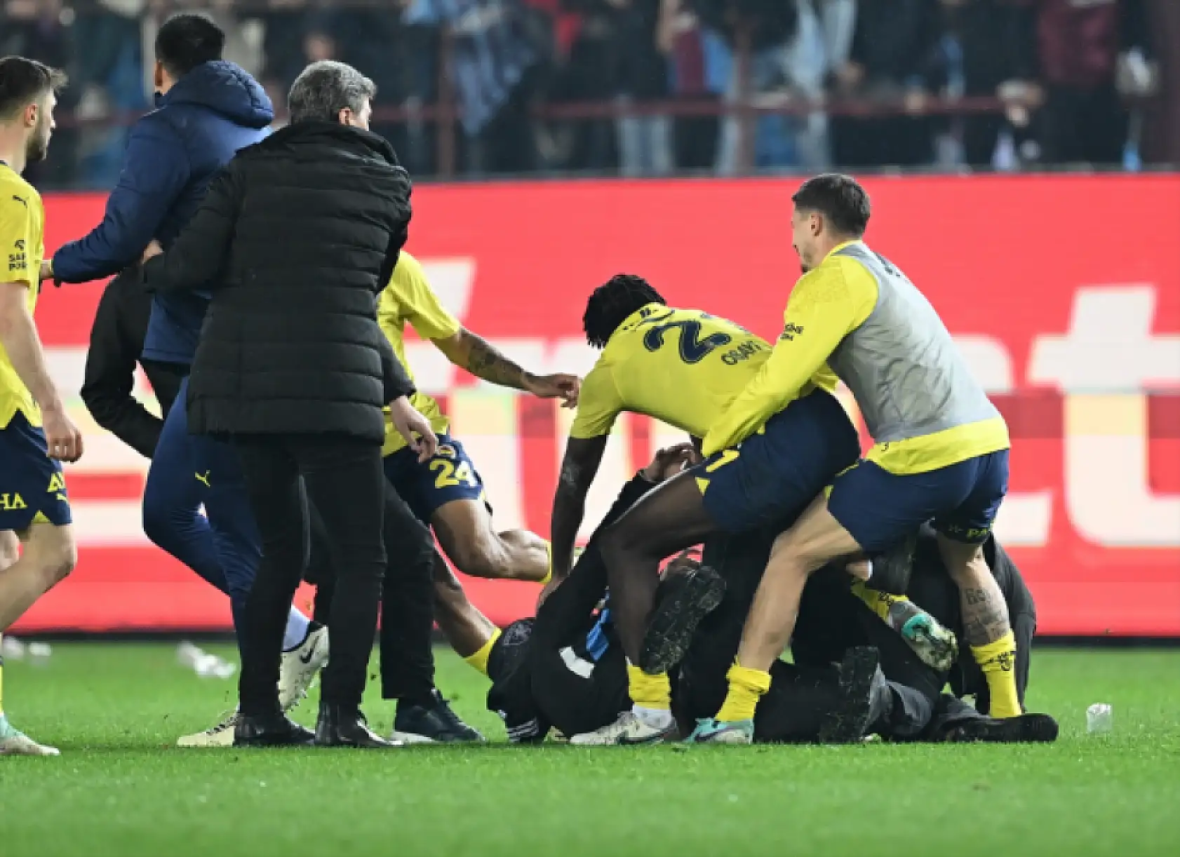 Fenerbahçeli Osayi-Samuel, Trabzonsporlu taraftara öyle bir şey yaptı ki, Gören boksör sandı!