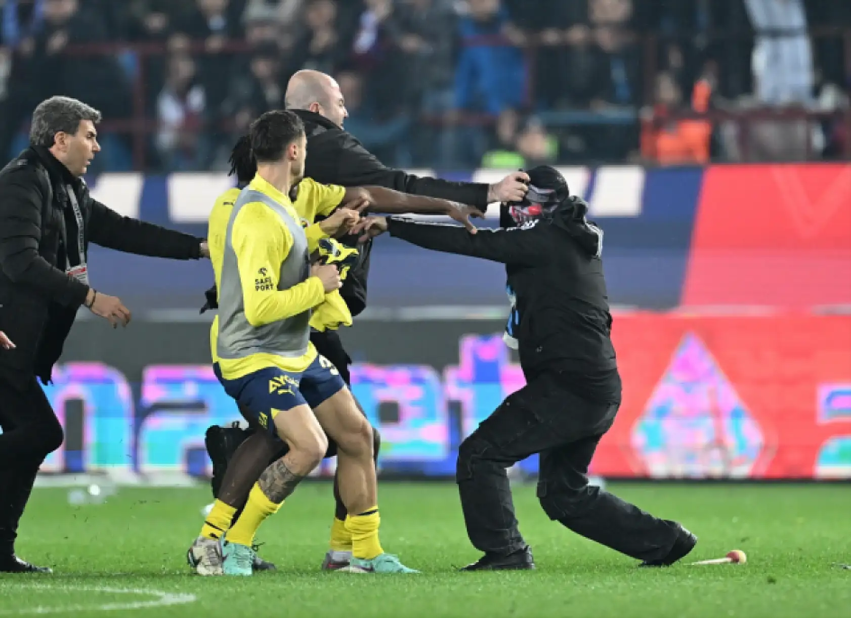 Fenerbahçeli Osayi-Samuel, Trabzonsporlu taraftara öyle bir şey yaptı ki, Gören boksör sandı!