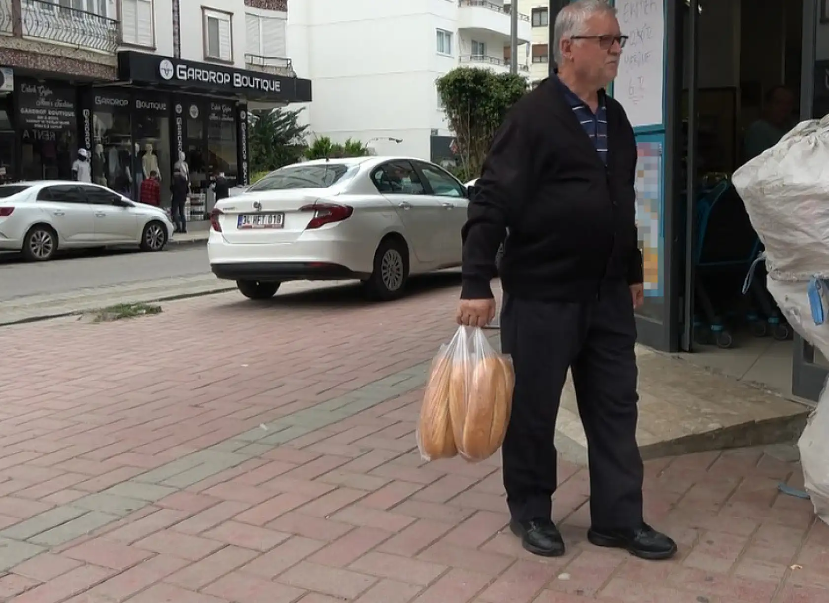 İki marketin fiyat rekabeti ekmeği 6 TL'ye kadar düşürdü