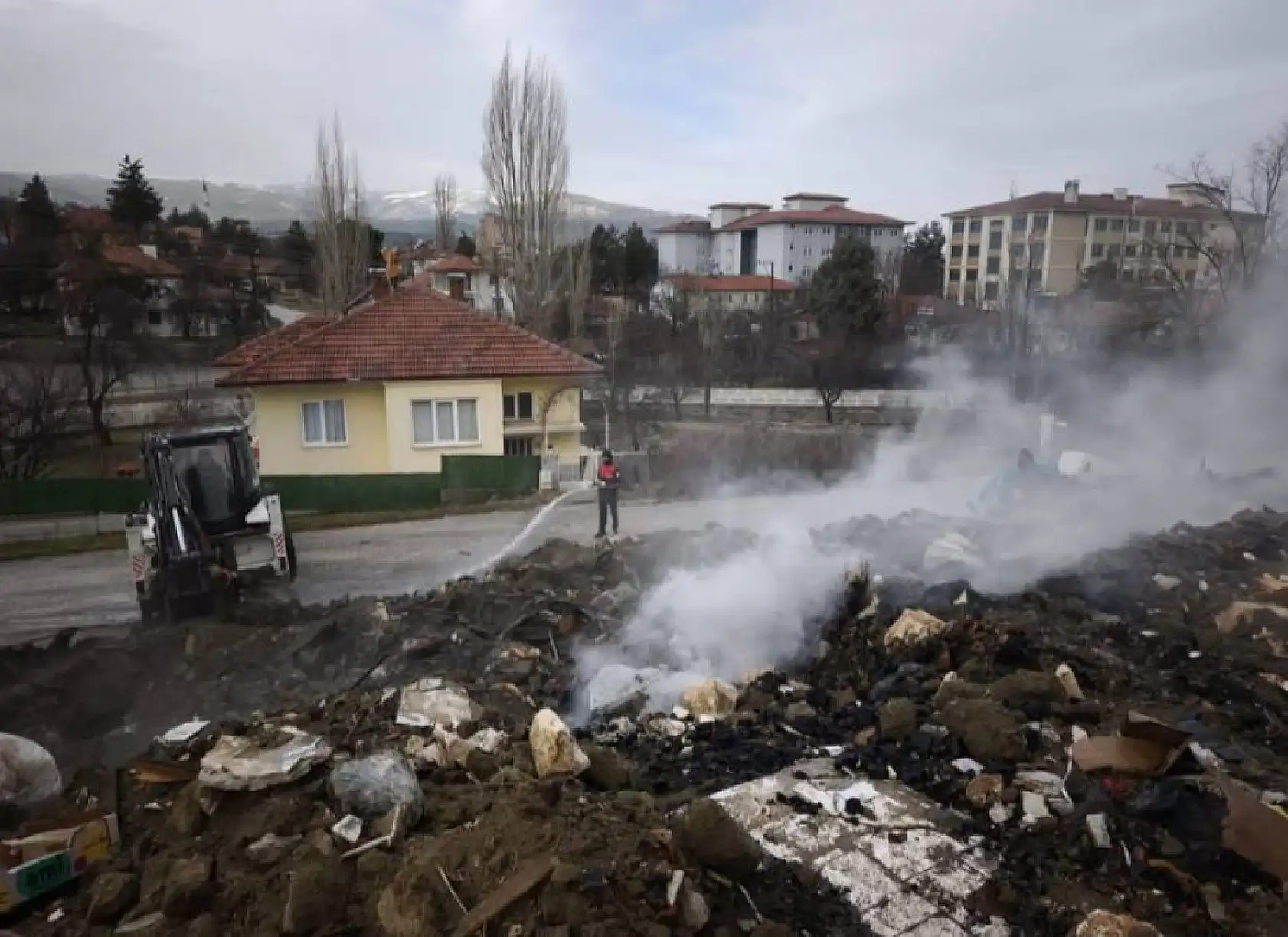 Ev alevlere teslim oldu: Yaralanan ev sahibini itfaiye erleri kurtardı