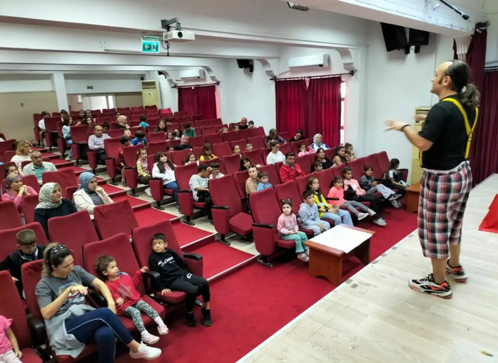 Köyceğiz'de çocuklar tiyatro oyunuyla eğlendi