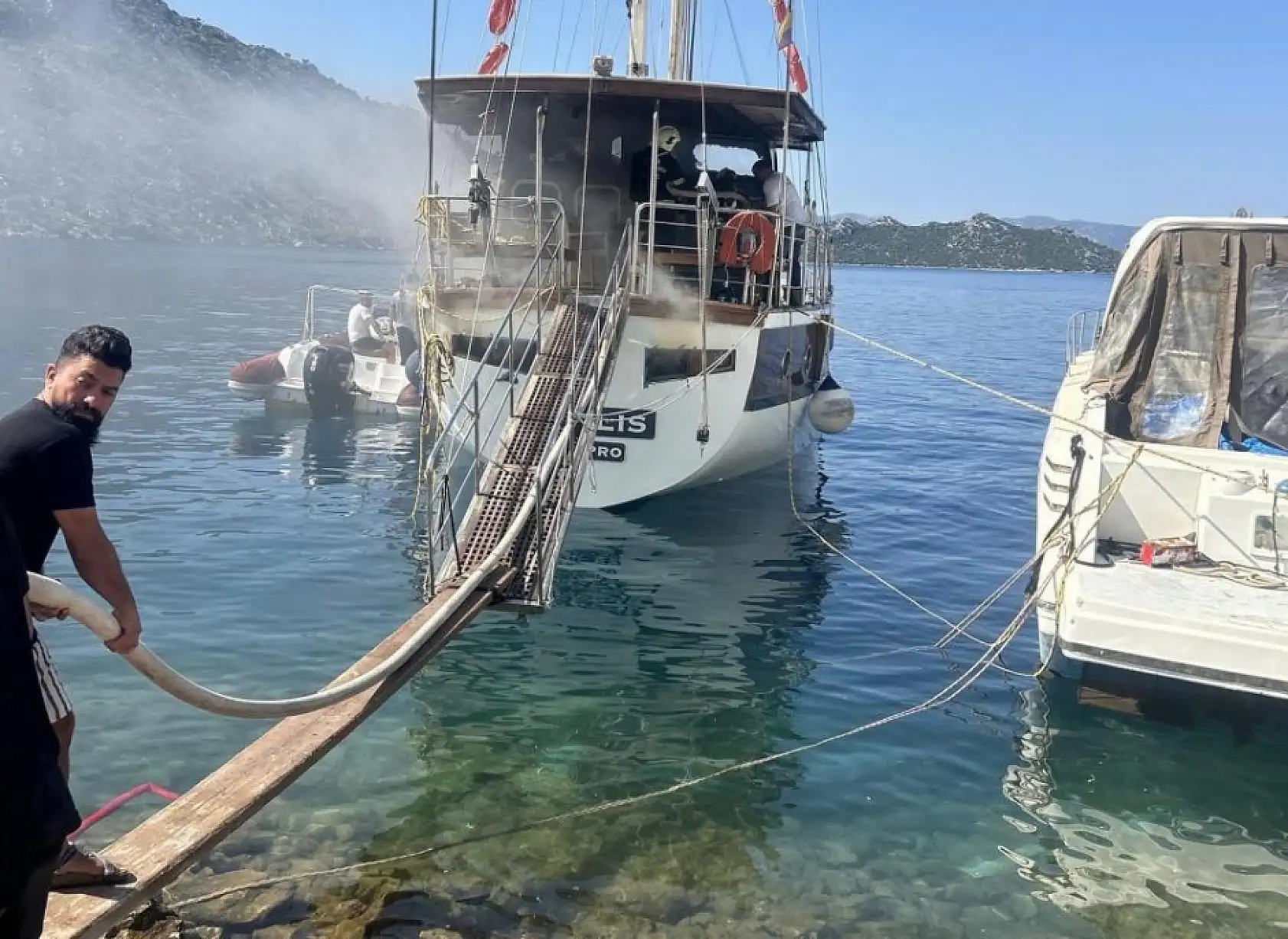 Marmaris'te yangın tekneyi sardı, denize battı