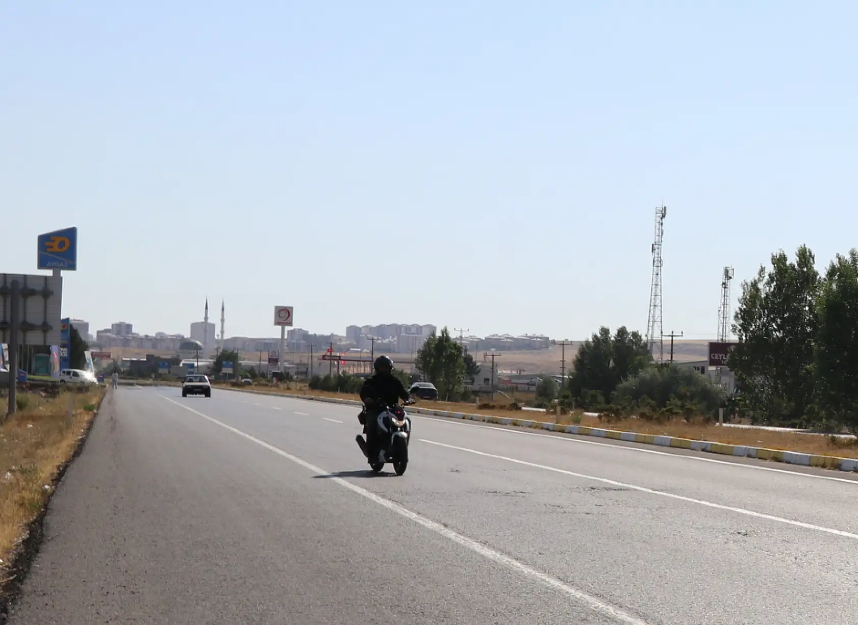 Otobüs fiyatları fazla geldi, motoruyla günlük 270 kilometre yol yapıyor