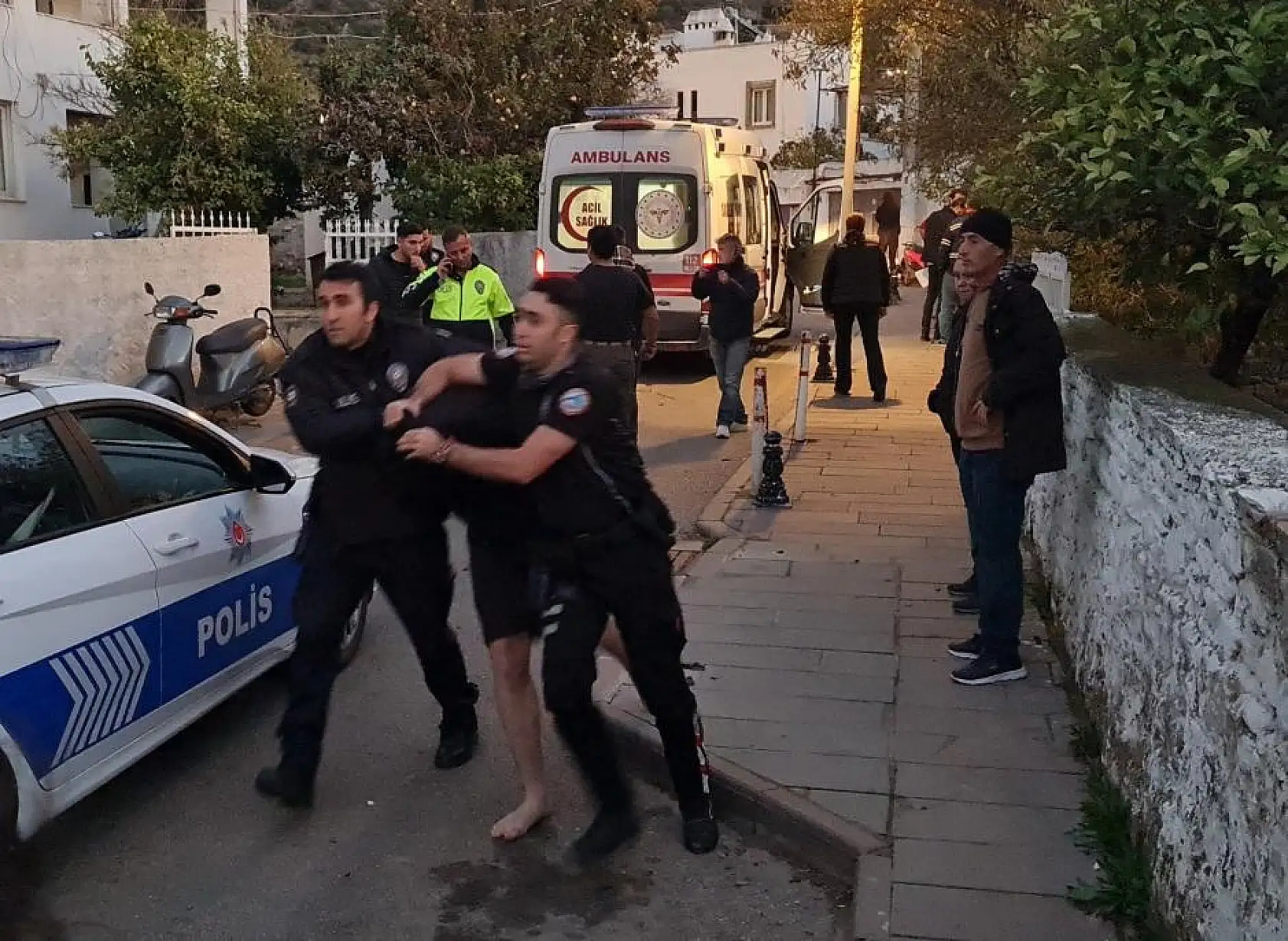 Annesini boğazından bıçaklayarak öldürdü