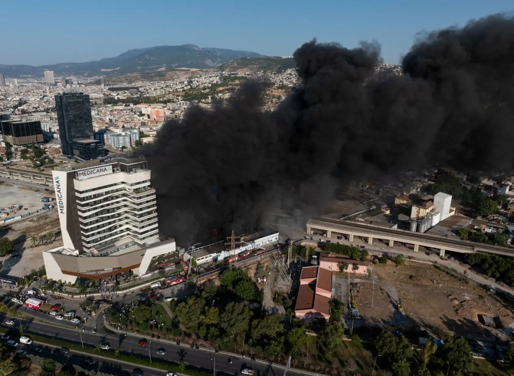 İzmir'de depoda çıkan yangına müdahale ediliyor