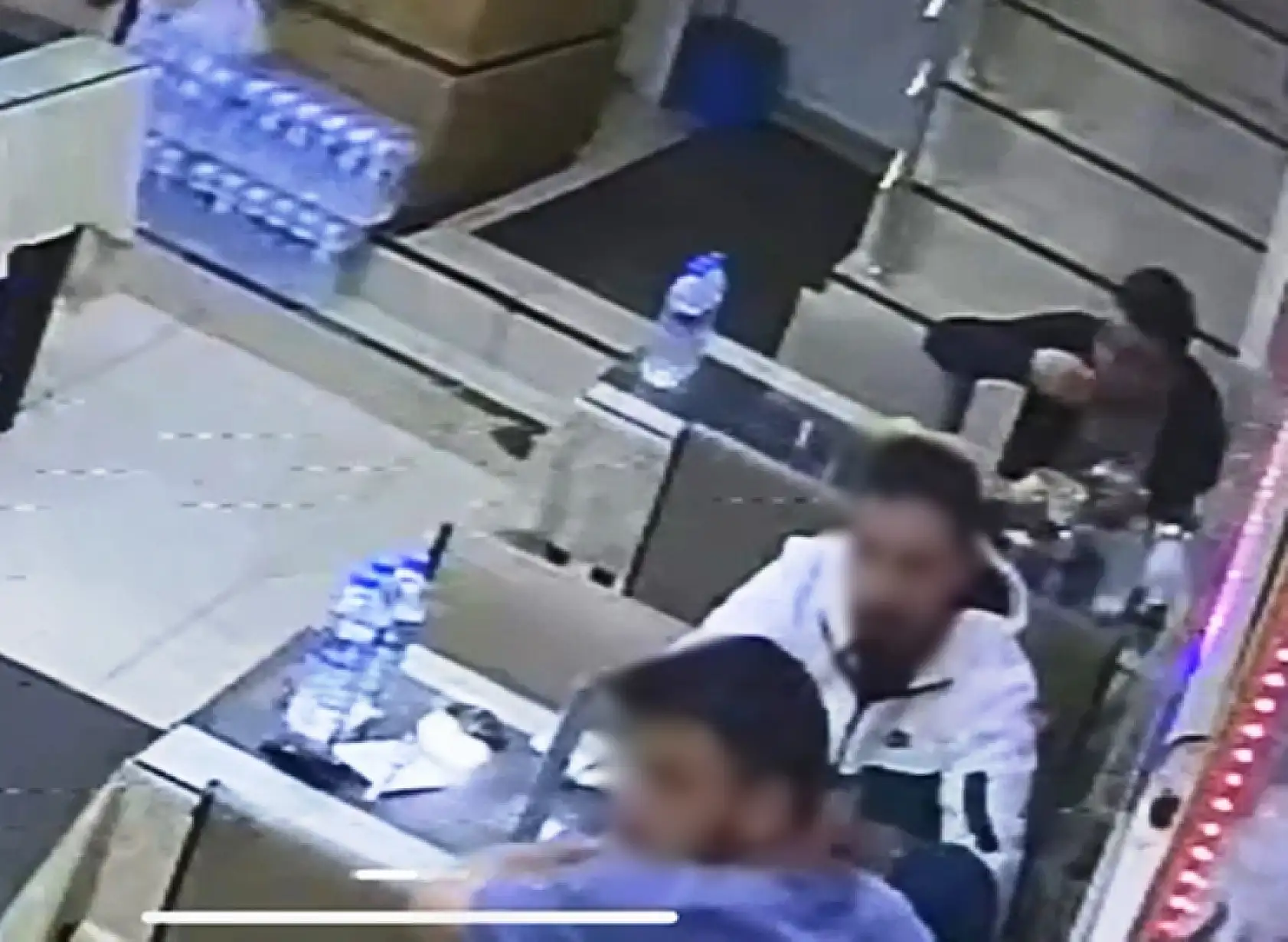 Müşteriden mide bulandıran hareket: İçtiği çorbanın parasını ödememek için tabağa kıl koydu