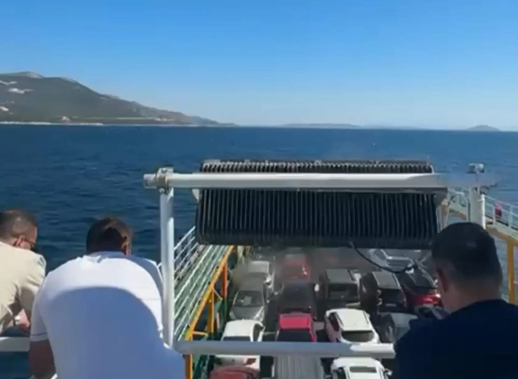 Marmara Adası açıklarında yangın çıkan feribotta can pazarı: 200 yolcu tahliye ediliyor