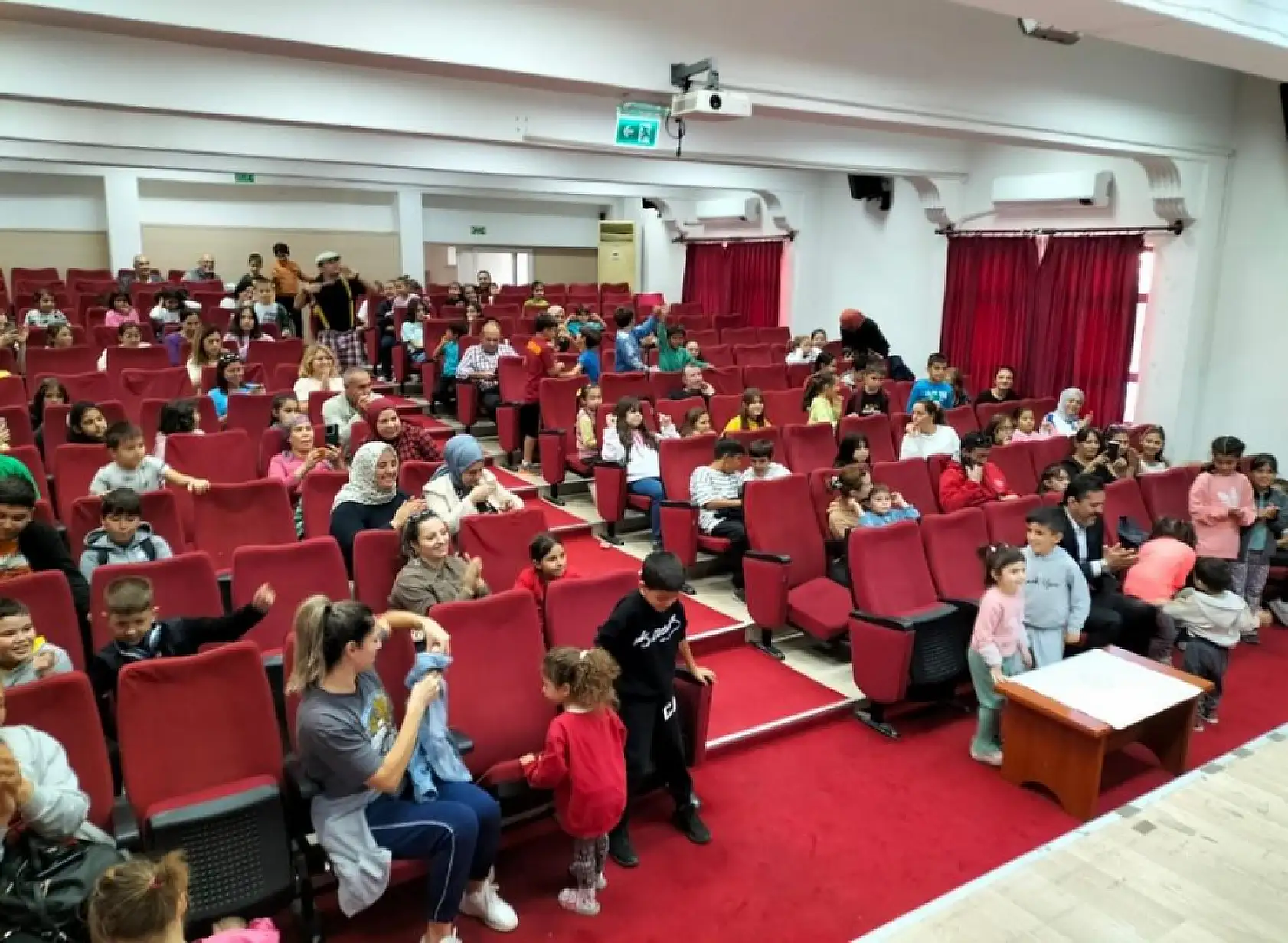 Köyceğiz'de çocuklar tiyatro oyunuyla eğlendi