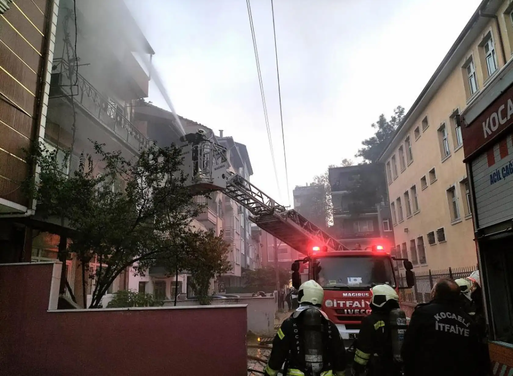 Sobadan çıkan yangında ev alev alev yandı: İtfaiye ekipleri evdeki hayvanları kurtardı