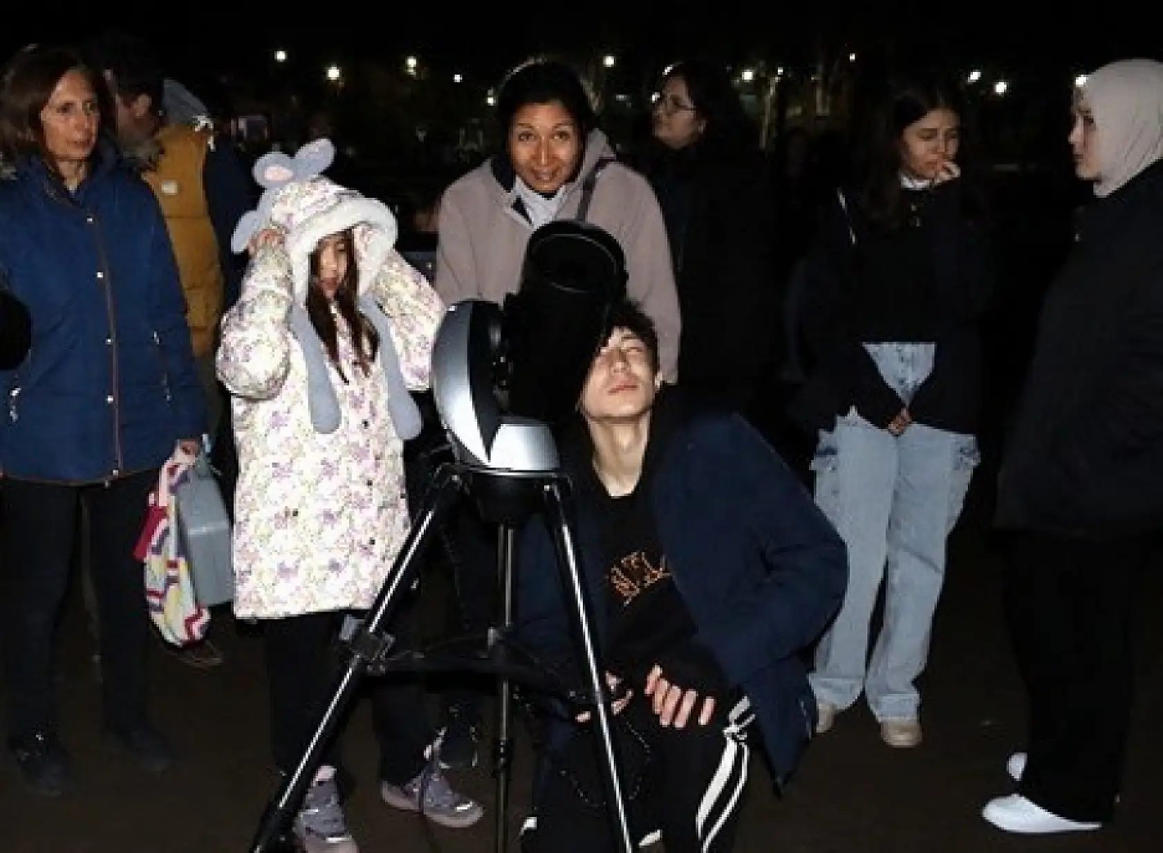 Köyceğiz'de öğrenciler Ay'ı teleskopla inceledi