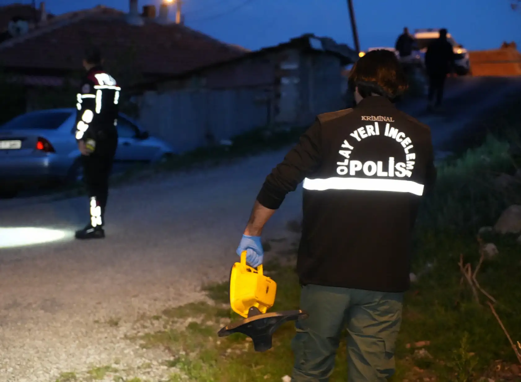 Eşinin telefonuna mesaj atan akrabasını sokak ortasında vurdu: 5 gözaltı