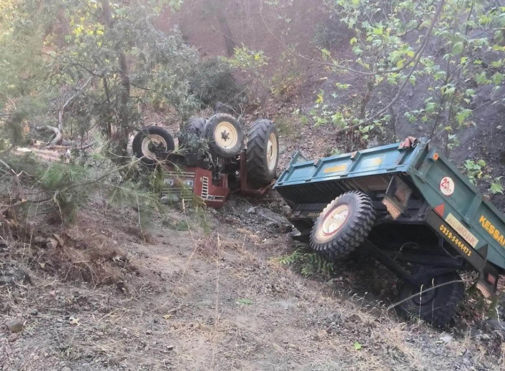 Feci traktör kazası: Dede hayatını kaybetti, torunu ağır yaralandı