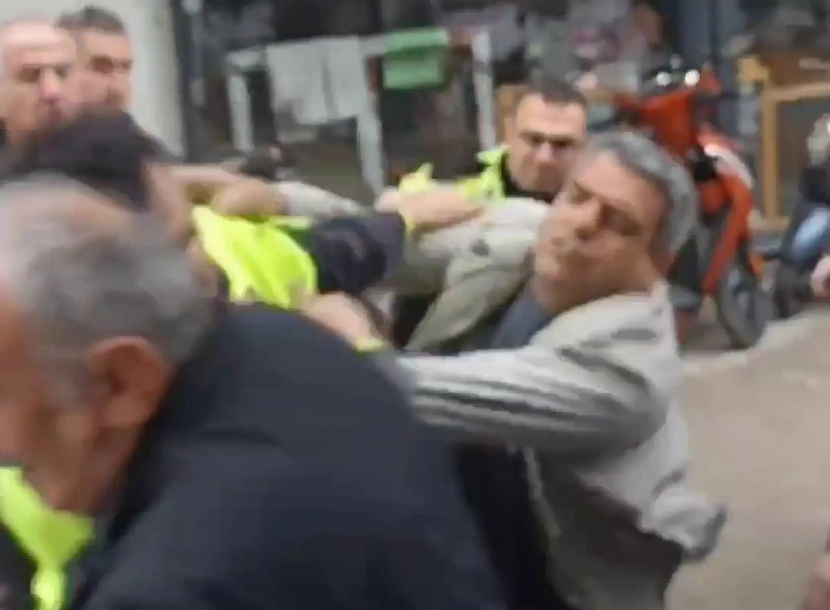 Motosikletinin çekilmesine sinirlendi, polisle yumruk yumruğa kavga etti