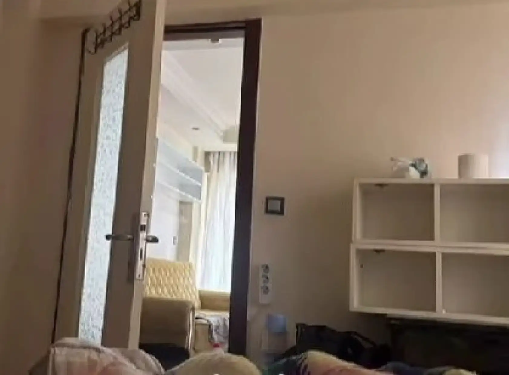 Evini aparta çevirip, prizlere gizli kamera yerleştirdi