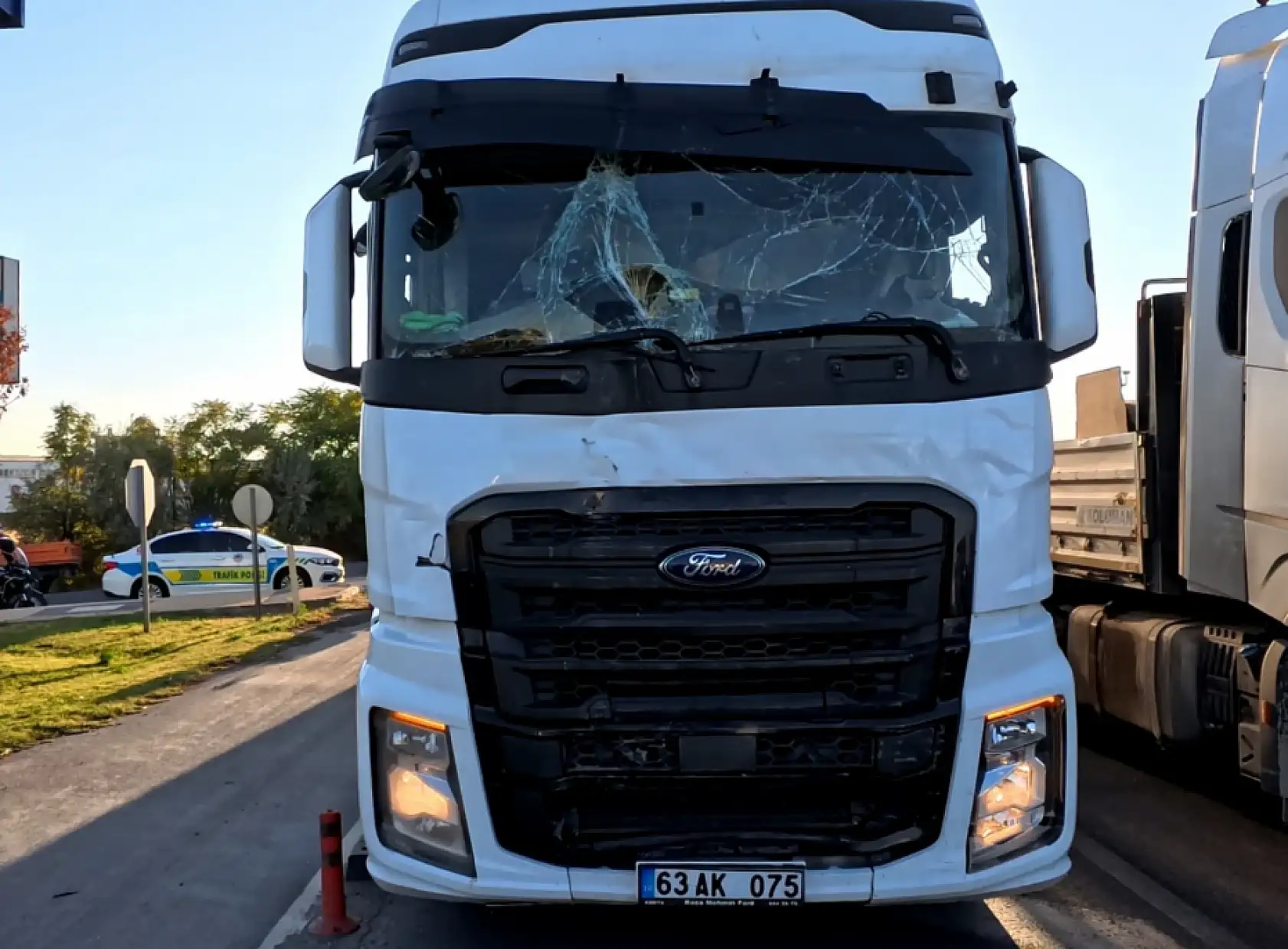 Turistleri taşıyan midibüse tır çarptı: 5 turist yaralı