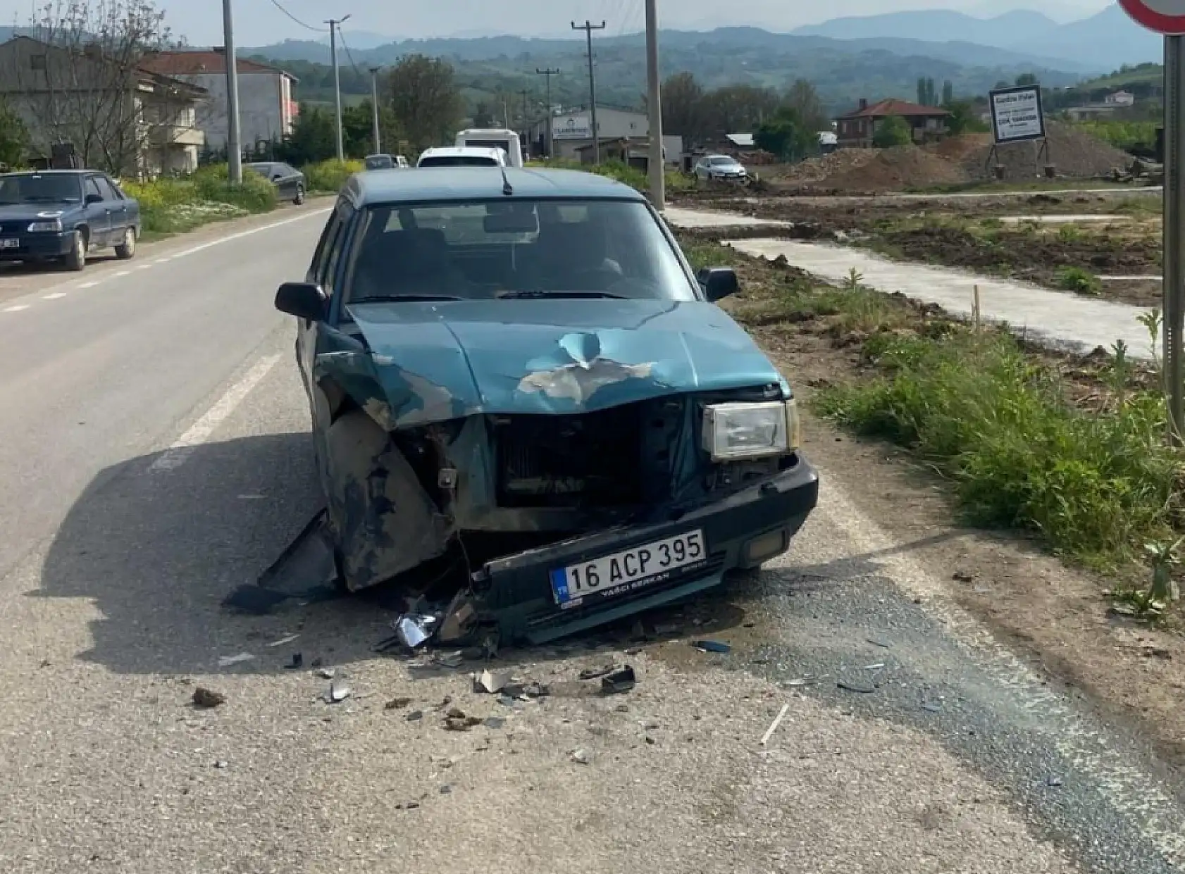 Traktör ile otomobil çarpıştı: 1'i çocuk, 3 yaralı