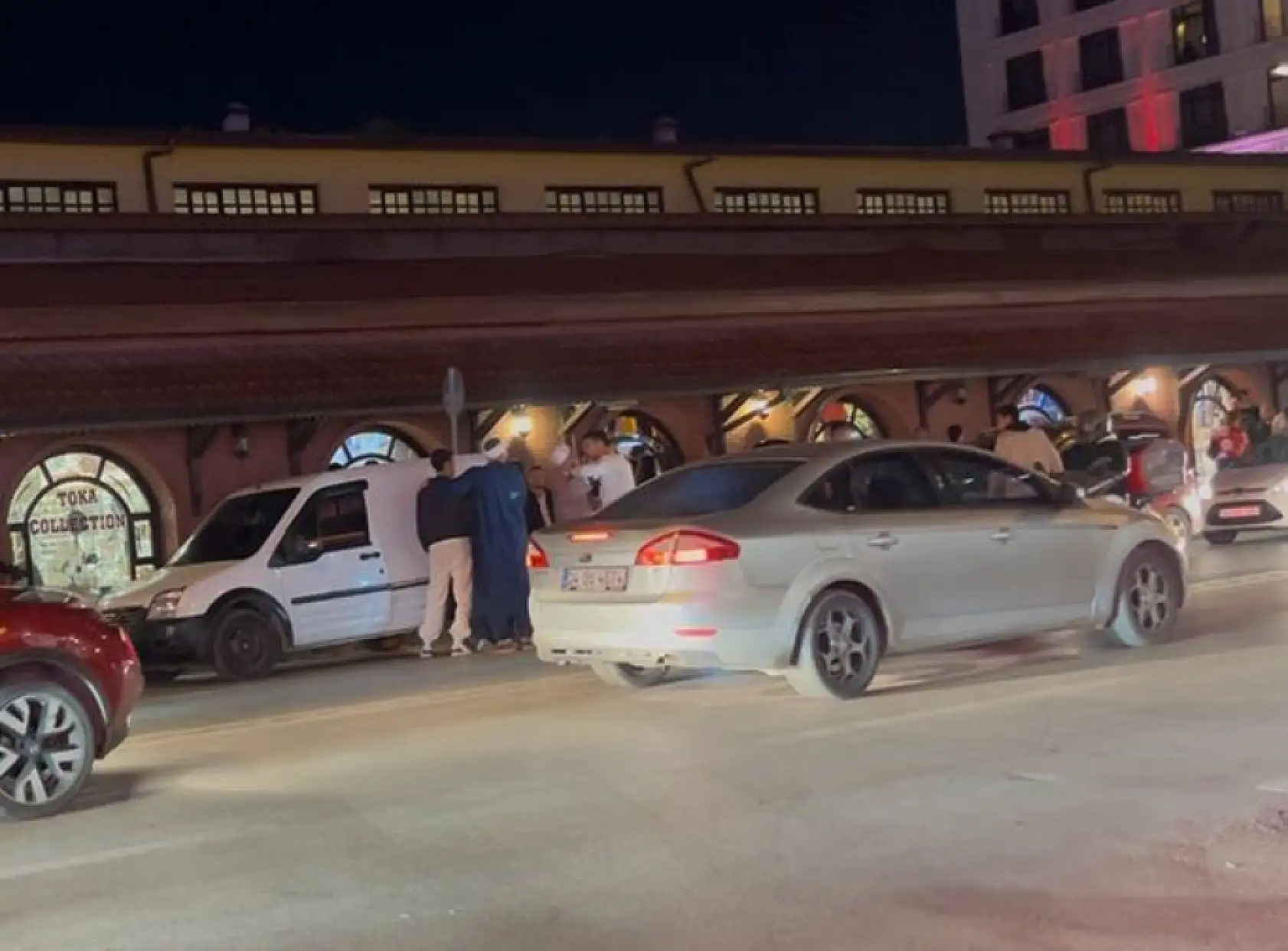 Yolunda ilerleyen araca çarpıp sürücüsünün üzerine yürüdüler