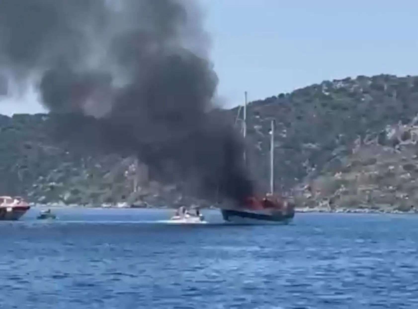 Marmaris'te yangın tekneyi sardı, denize battı
