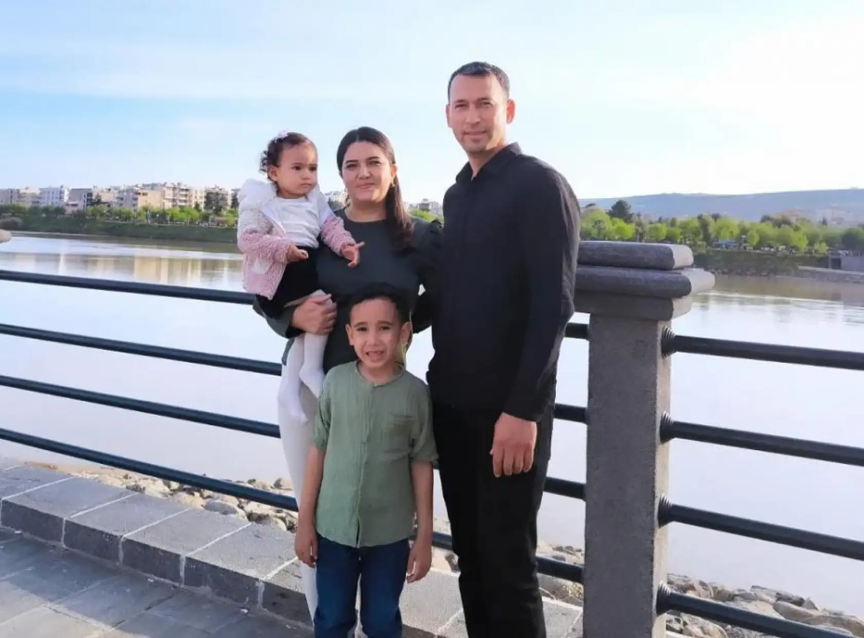 Polis Eşini ve Çocuklarını Öldürüp İntihar Etti