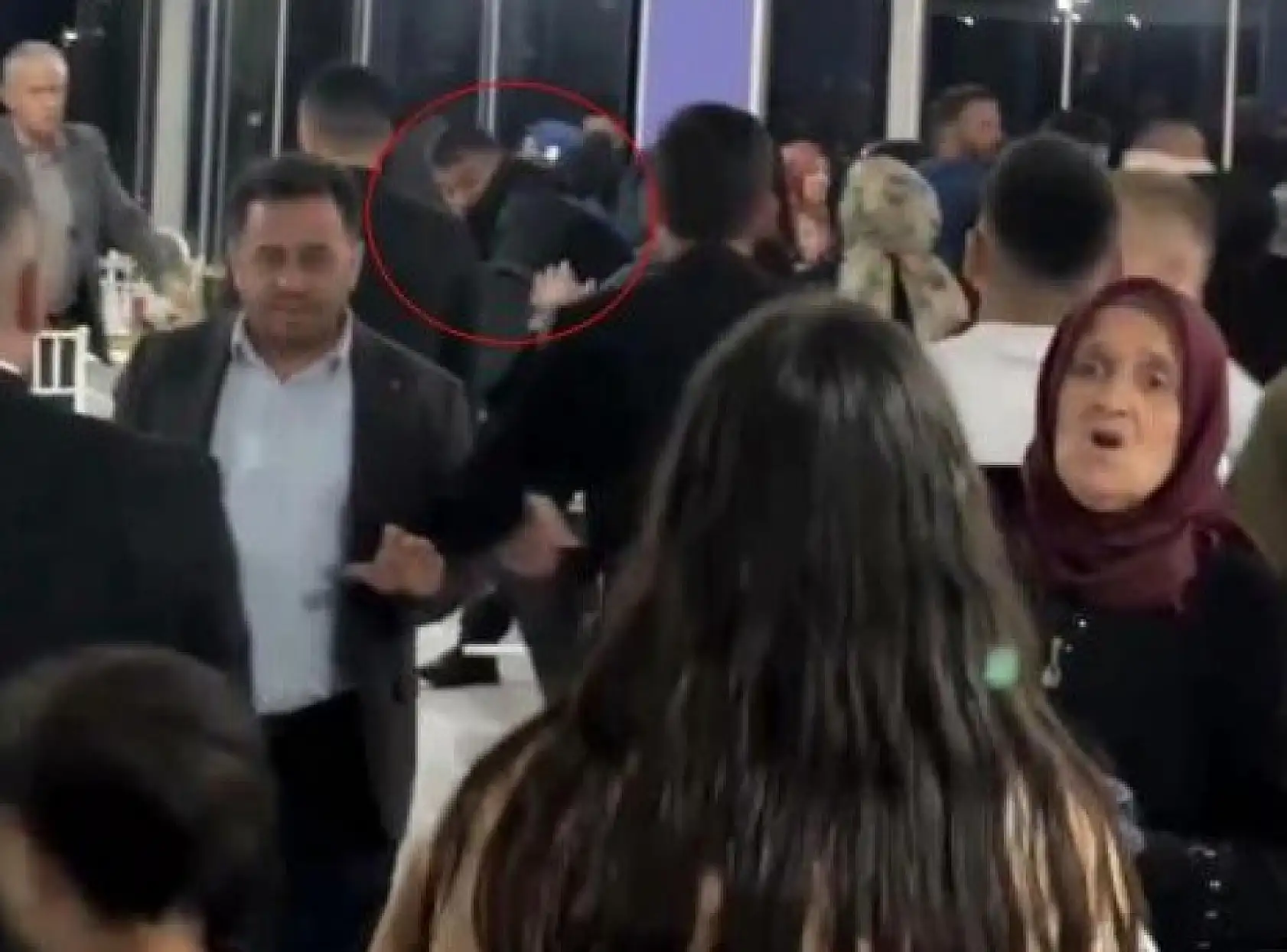 Düğün salonu boks ringine döndü: Davetliler böyle kaçıştı