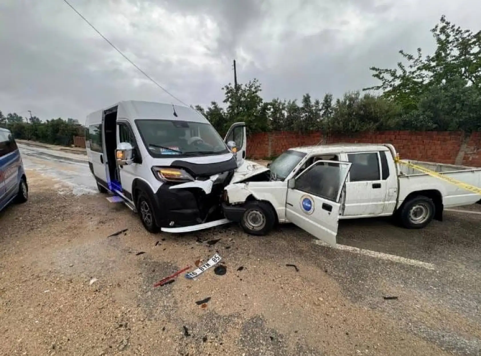 Minibüs ile kamyonet çarpıştı: 1 kişi hayatını kaybetti, 2 kişi yaralandı