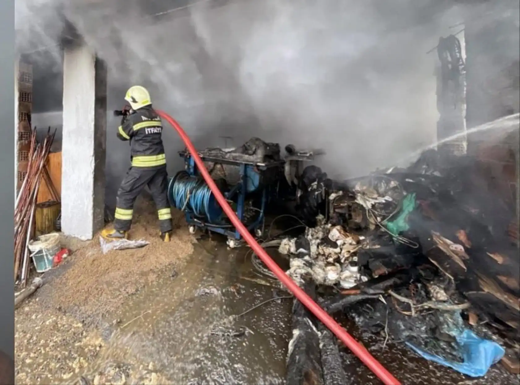 Seydikemer'de korkutan yangın! Evin deposu alev aldı