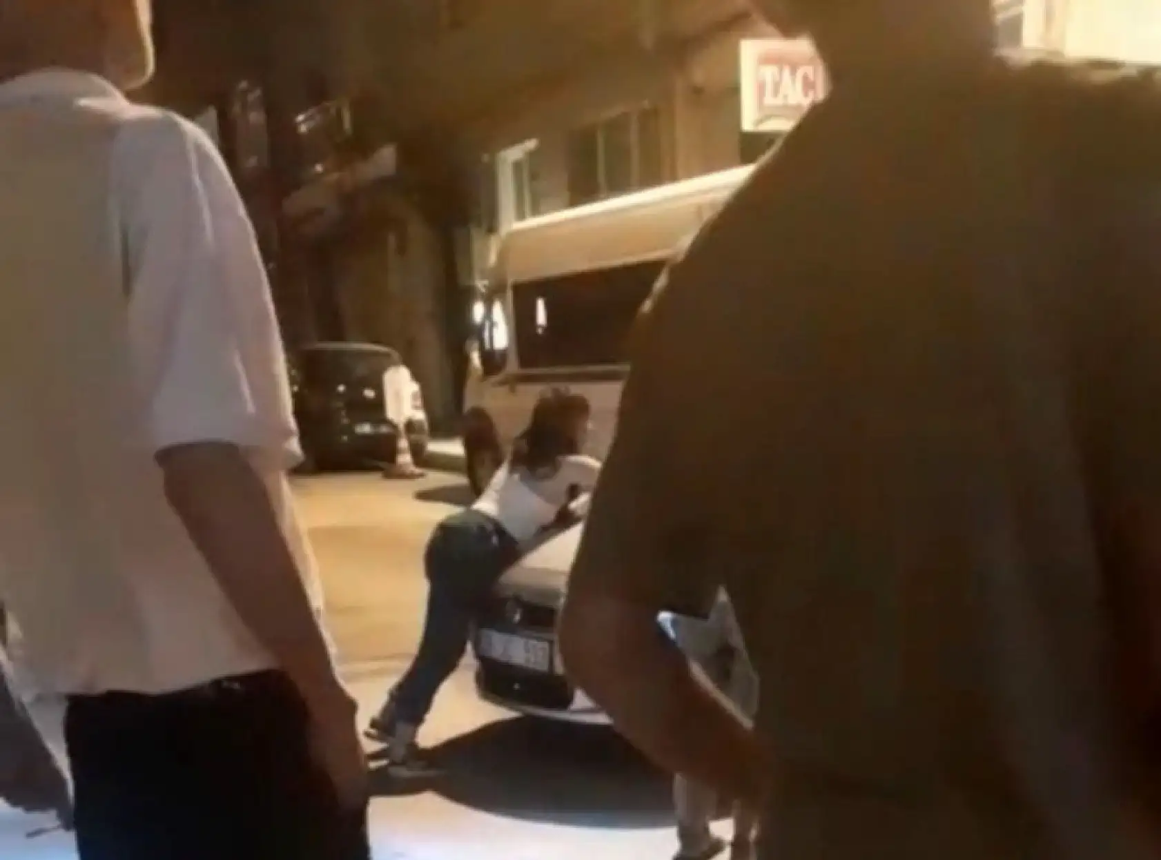 Sokak ortasında film gibi olay: Kaputa asılan kadın araçla birlikte sürüklendi