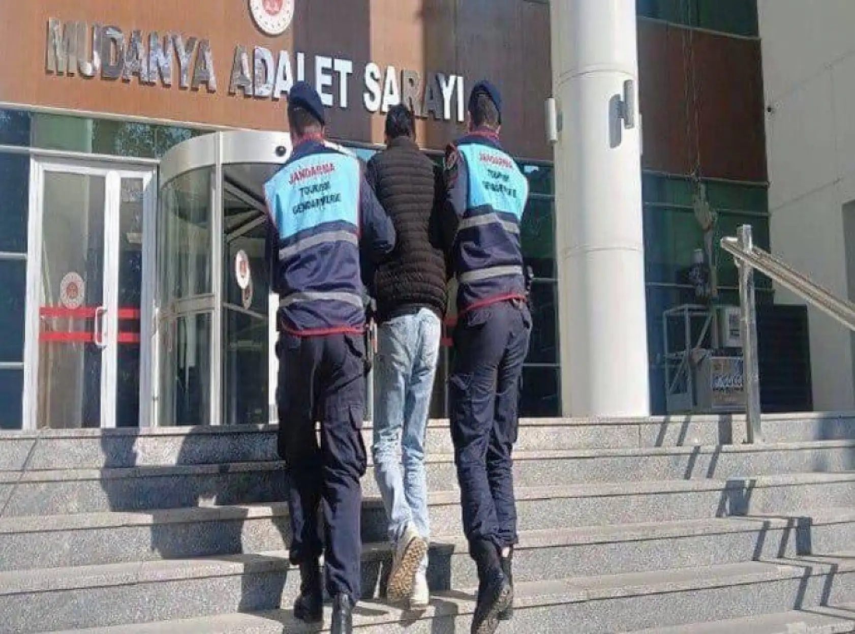 Şaka değil gerçek..Evi içindeki eşyalarla çaldılar