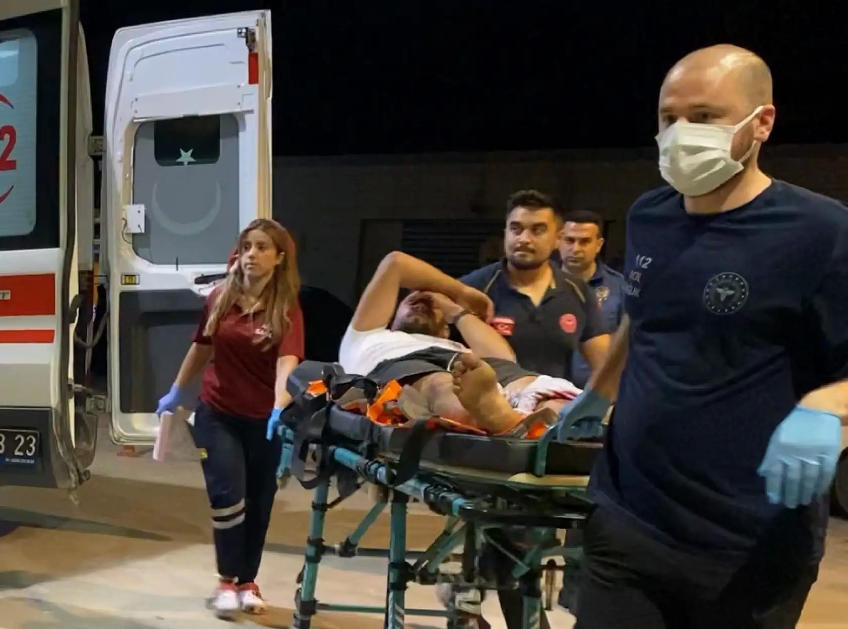 Yol kenarında alkol alırken, av tüfeğiyle vuruldu