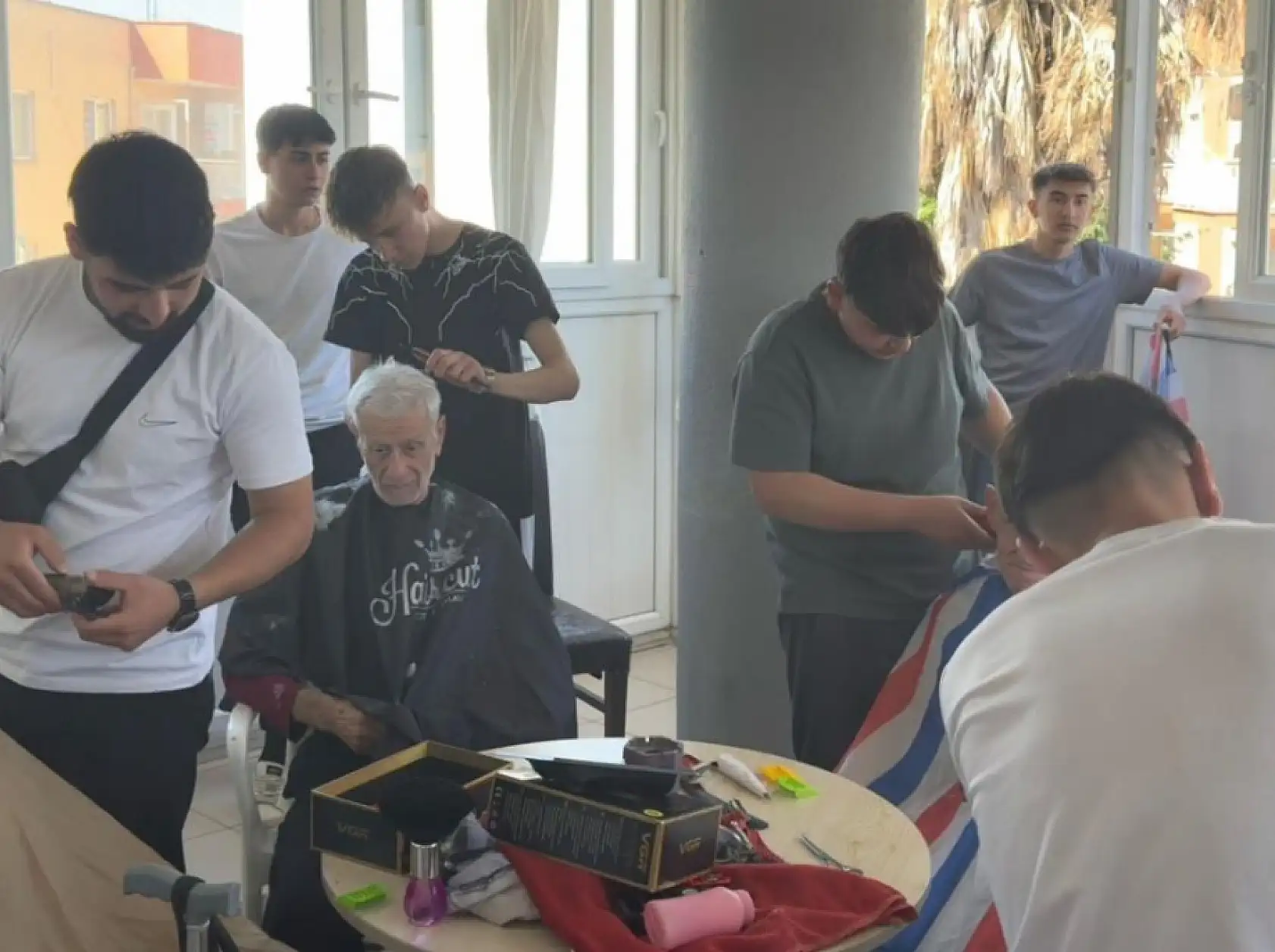 Bu ziyaret gönülleri ısıttı! Huzurevinde bayram sevinci