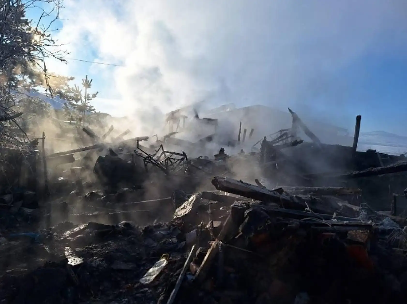 10 kişinin yaşadığı 2 katlı ev küle döndü: 1 ölü, 1 ağır yaralı