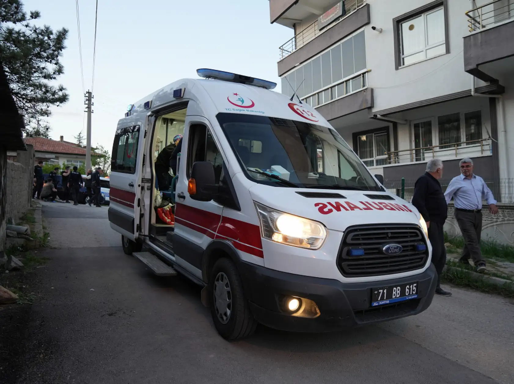 Eşinin telefonuna mesaj atan akrabasını sokak ortasında vurdu: 5 gözaltı