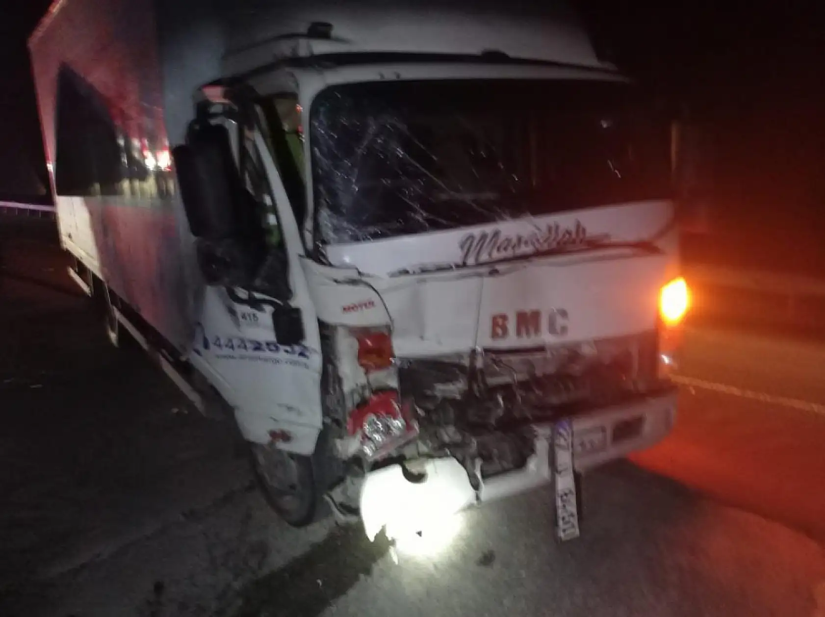 Kamyon ile kamyonet çarpıştı: 1 ölü, 1 yaralı