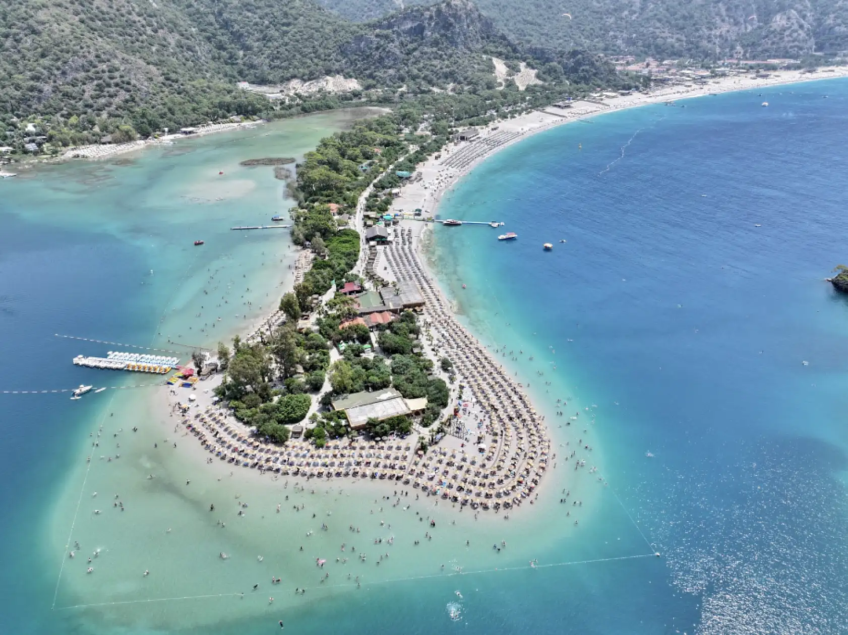 Ölüdeniz'de  bayramın son günü hareketlilik yaşanıyor