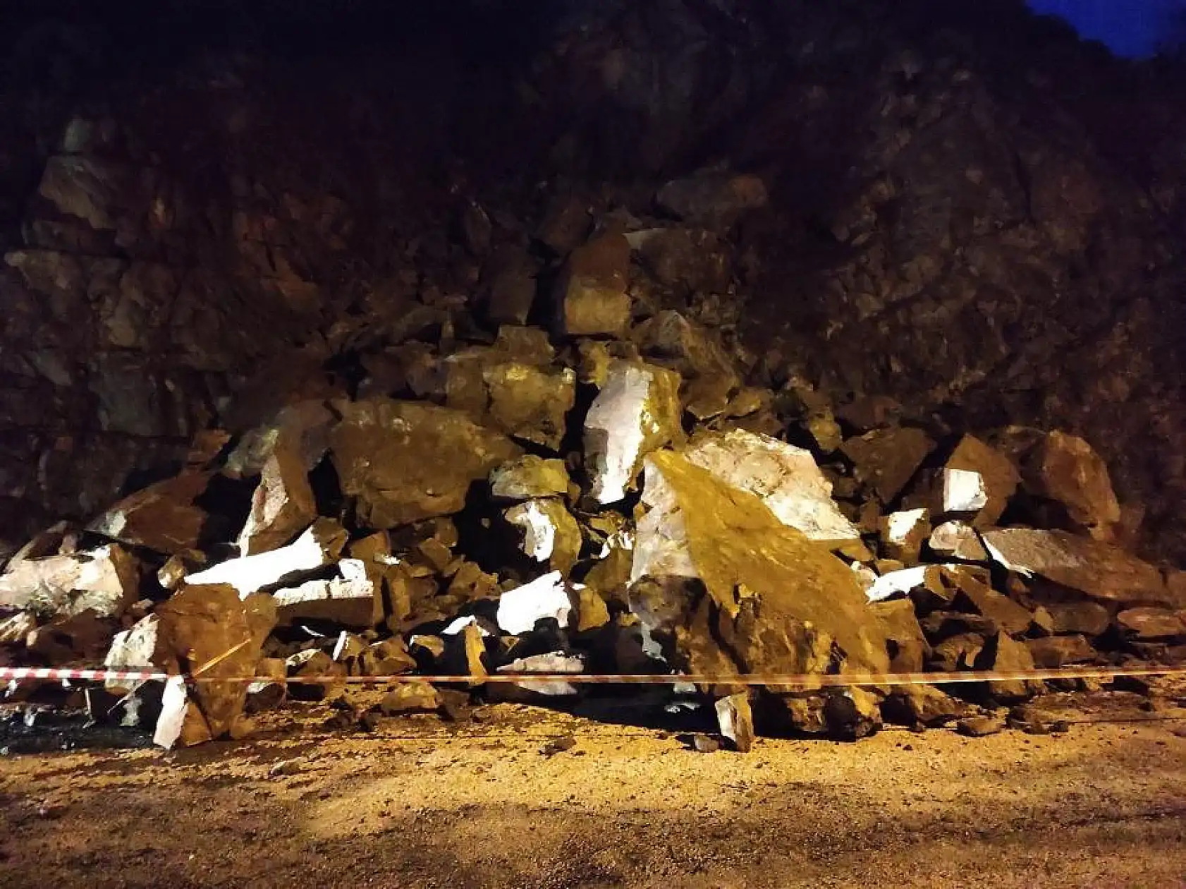 Fethiye'de toprak kayması yaşandı