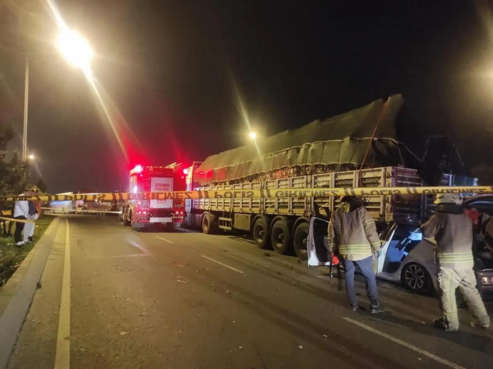 Feci kazada otomobil park halindeki tırın altına girdi, 2 yaralı