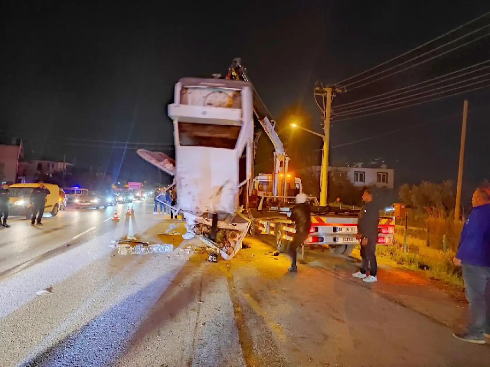 Fethiye'de araçlar kafa kafaya çarpıştı 1'i ağır 4 yaralı