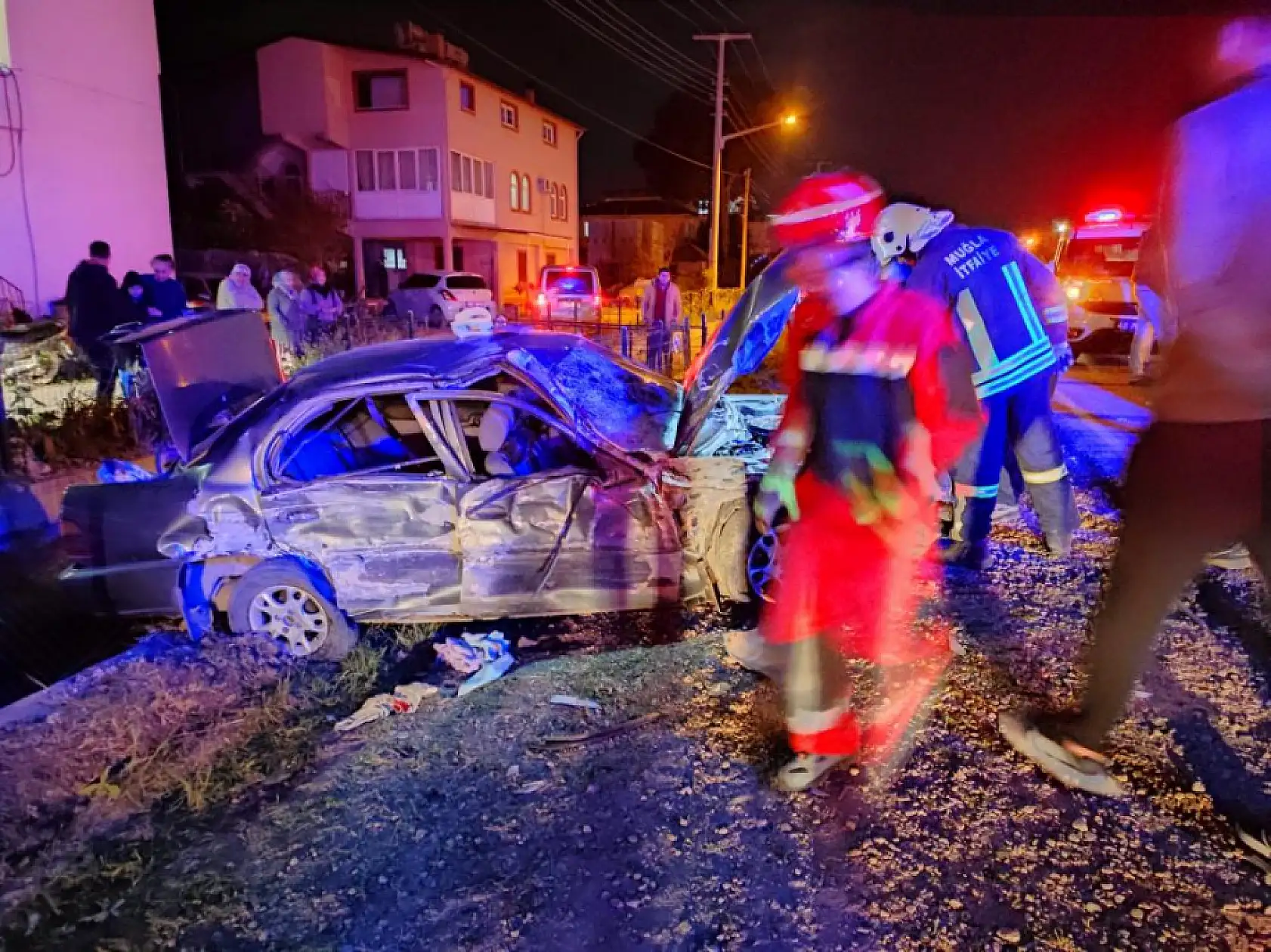 Fethiye'de araçlar kafa kafaya çarpıştı 1'i ağır 4 yaralı
