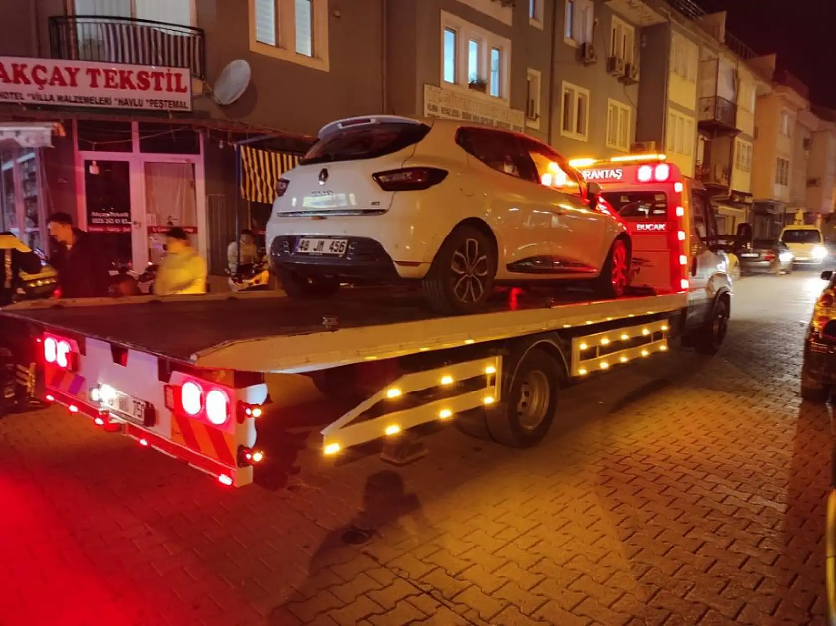 Fethiye'de umre kafilesine otomobil çarptı: 3 yaralı