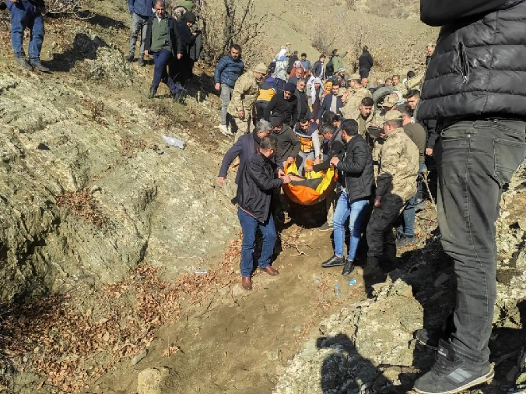 Otomobil şarampole uçtu: 1 ölü, 6 yaralı