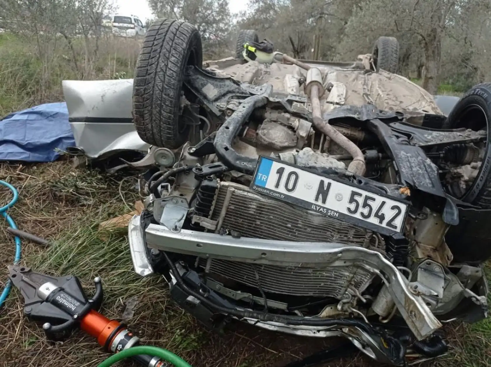 Feci kaza! Araç zeytinliğe uçtu, 2 kişi hayatını kaybetti
