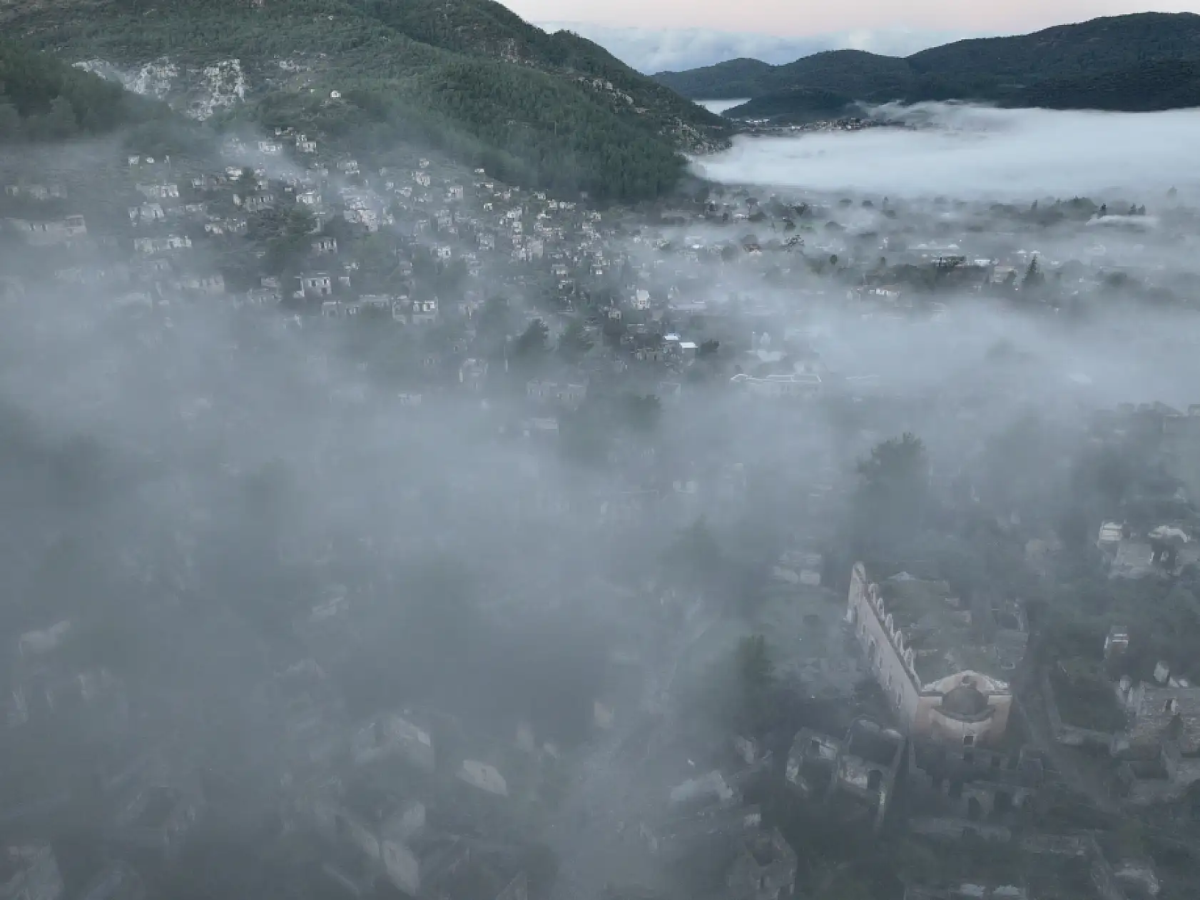 Fethiye'deki 'hayalet köy' olarak anılan Kayaköy'ü sis bulutu kapladı