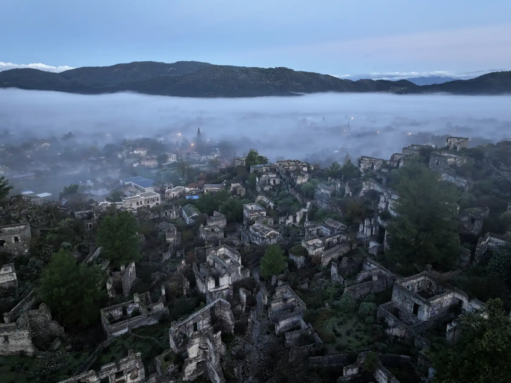 Fethiye'deki 'hayalet köy' olarak anılan Kayaköy'ü sis bulutu kapladı