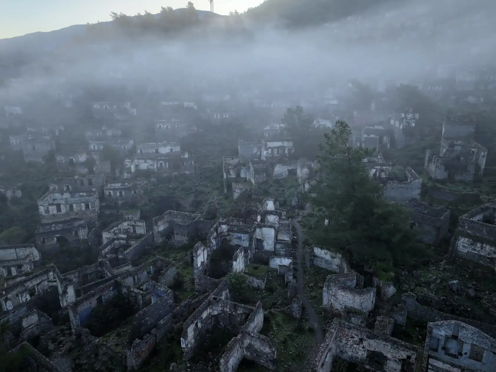 Fethiye'deki 'hayalet köy' olarak anılan Kayaköy'ü sis bulutu kapladı